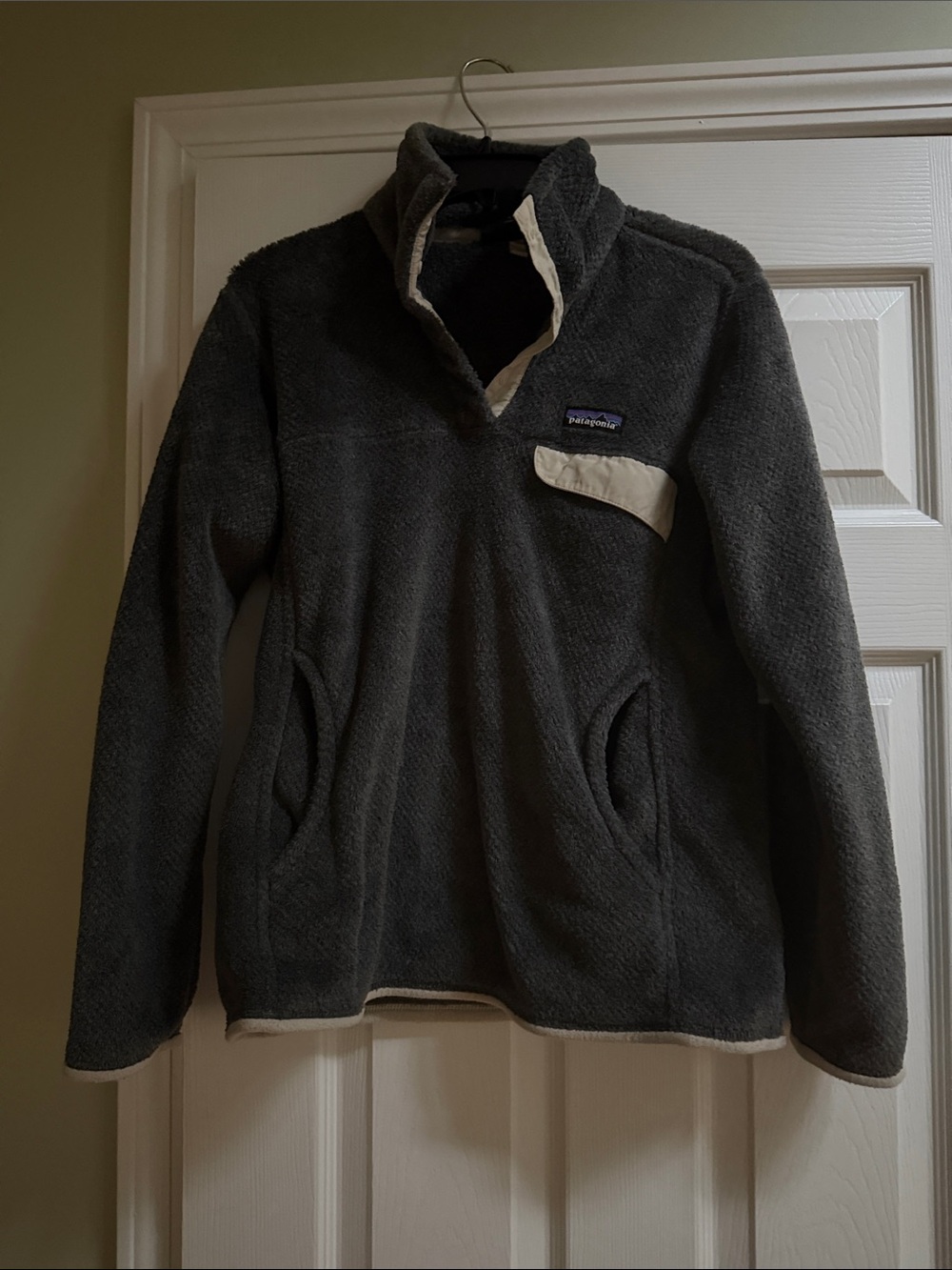 Patagonia Dark Gray Fleece Pullover with Cream Accents